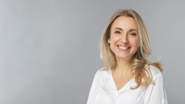 retrato-sonriente-empresaria-joven-rubia-que-opone-fondo-gris_23-2148029506