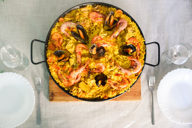 tradicional-plato-paella-espanola-langostinos-mejillones_103153-155